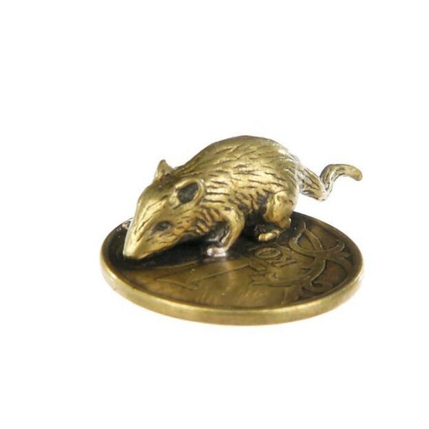 Amulet ng purse mouse na may barya para sa suwerte sa usapin ng pera